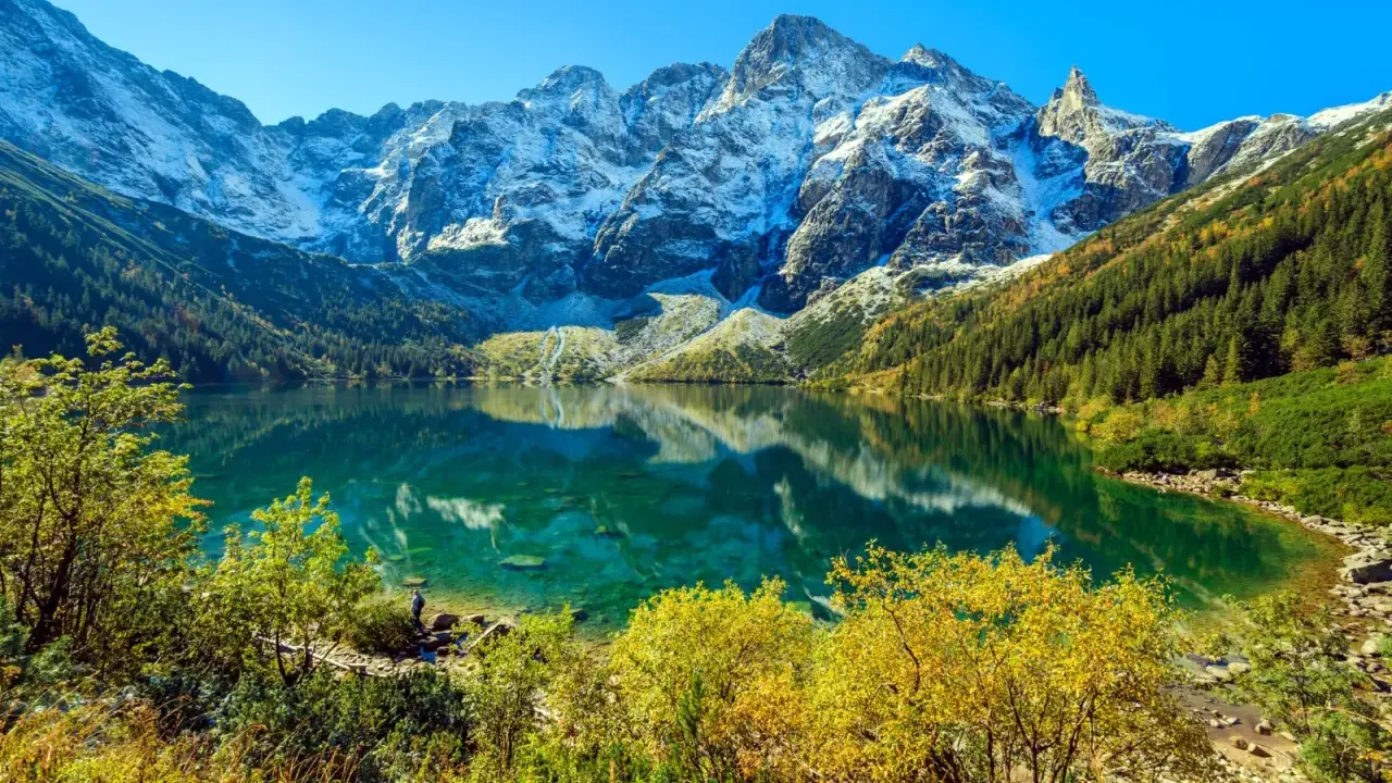 Piękna trasa nad Morskie Oko. Turkusowa tafla jeziora odbija ośnieżone szczyty Tatr i jesienne lasy.
