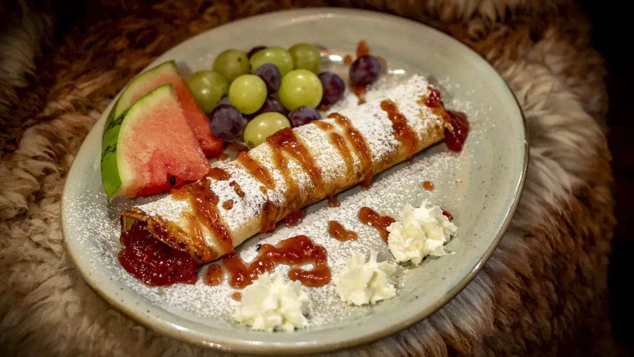 Naleśnik z dżemem, owocami i bitą śmietaną. Idealna propozycja z kuchni góralskiej menu.