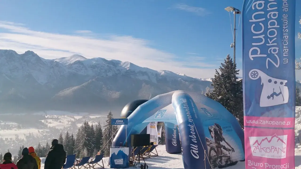 Gubałówka atrakcje: zimowy dzień, dmuchana brama, góry i widok na Zakopane.