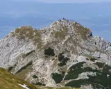 Tłum turystów na szlaku na Giewont. Czy to najłatwiejszy szlak na Giewont? Ile czasu zajmuje wejście?