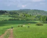 Samotny turysta na szlaku, zastanawiający się, ile dni zajmie mu przejście Głównego Szlaku Beskidzkiego.