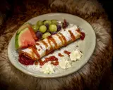 Naleśnik z dżemem, owocami i bitą śmietaną. Idealna propozycja z kuchni góralskiej menu.