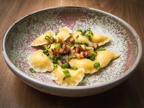 Pyszne pierogi z boczkiem i cebulką, serwowane w restauracji Bacówka Chyżne.