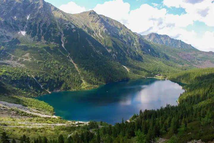 Górskie jezioro Morskie Oko, otoczone zielonymi lasami i skalistymi szczytami, skrywa tajemniczą głębokość.